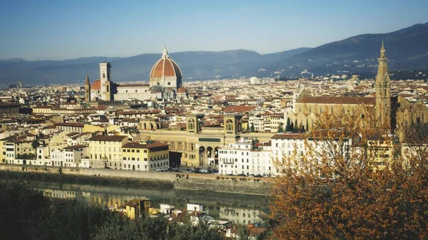 Famoso Duomo di Firenze o Cattedrale di Santa Maria del Fiore, importante punto di riferimento della città, Italia — Foto Stock