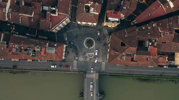 Vue aérienne du haut vers le bas des rues étroites, des toits carrelés et de la rivière Arno à Florence, Italie — Photo