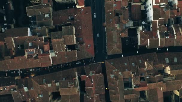 Luchtfoto top-down mening van smalle straatjes, pannendaken en de Arno rivier in Florence, Italië — Stockvideo