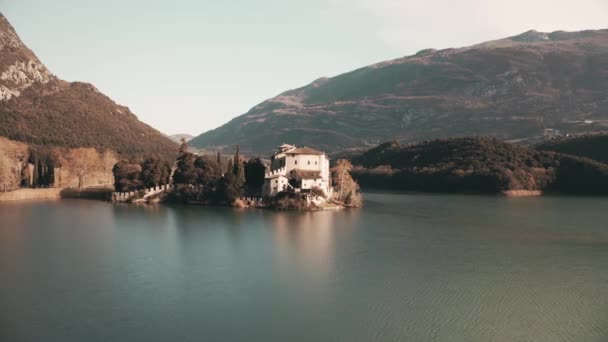A légi felvétel a Toblino-tóra és a környező hegyekre, Olaszország — Stock videók