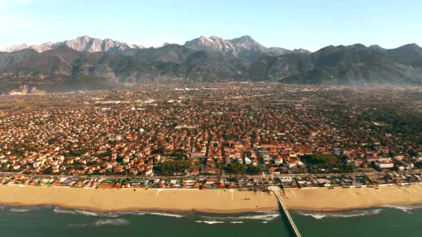 Vue aérienne du pittoresque Forte dei Marmi en bord de mer et des montagnes lointaines, Italie — Video