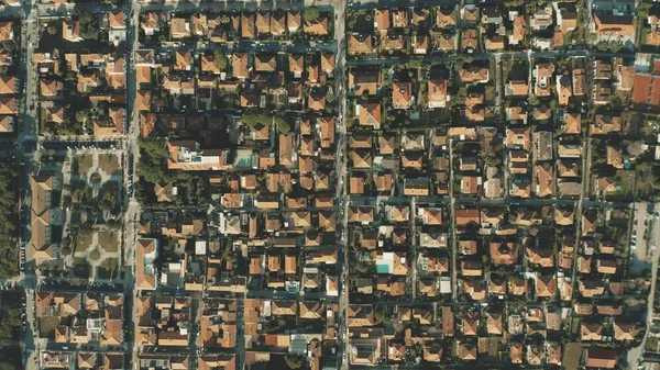 Vista aérea de arriba hacia abajo de los tejados de azulejos de villas y jardines de lujo en Forte dei Marmi. Toscana, Italia —  Fotos de Stock