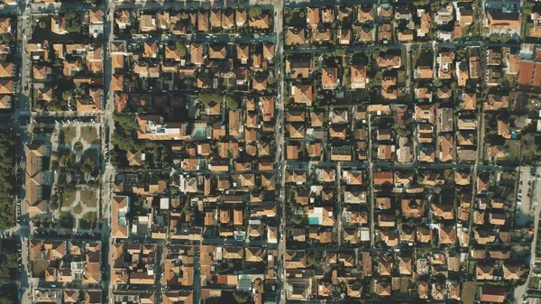 Vista aerea dall'alto verso il basso sui tetti piastrellati di ville e giardini di lusso a Forte dei Marmi. Toscana, Italia — Foto Stock