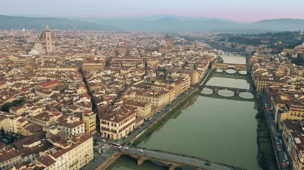 Main landmarks of Florence, Ponte Vecchio bridge and Cathedral or Cattedrale di Santa Maria del Fiore. Aerial view — Stock Photo, Image