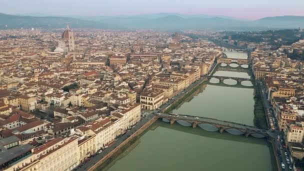 Główne atrakcje Florencji, mostu Ponte Vecchio i Katedra lub Cattedrale di Santa Maria del Fiore. Widok z lotu ptaka — Wideo stockowe