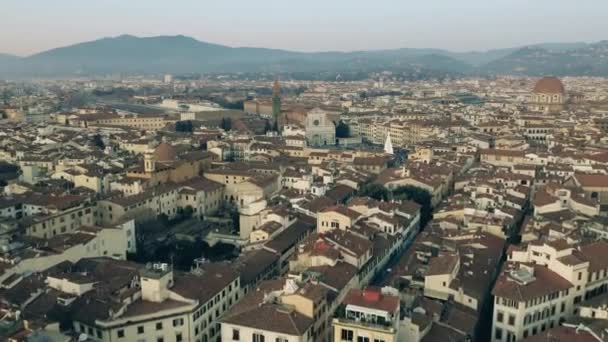Foto aerea di Piazza di Santa Maria Novella in centro città con albero di Natale decorato. Firenze, Italia — Video Stock