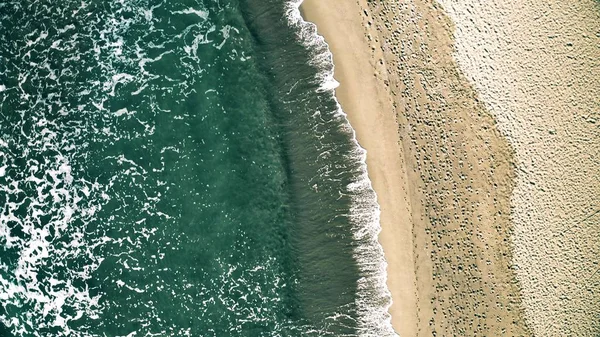 Vue aérienne du haut vers le bas du surf de mer sur la plage avec de nombreuses empreintes — Photo