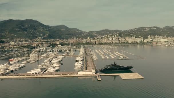 Marina ve deniz La Spezia, İtalya'nın havadan görünümü — Stok video