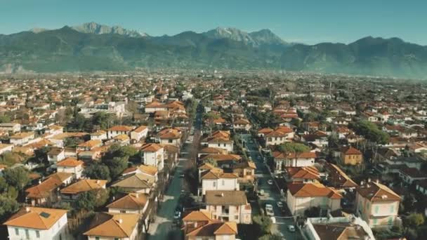 Alacsony tengerszint feletti magasság légifelvételek luxus villák és utcáin, Forte dei Marmi, Olaszország — Stock videók