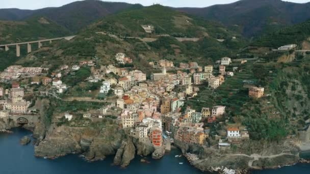 Luftaufnahme von bunten alten Häusern auf Felsen in Riomaggiore Dorf. Cinque Terre Nationalpark, Italien — Stockvideo