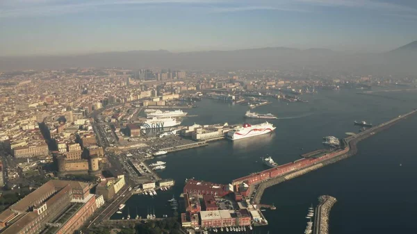Neapel, Italien - 29 December 2018. Flygfoto över hamnen och hamnen i Neapel — Stockfoto