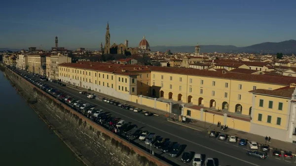 Légi felvétel Firenze az Arno folyó partra. Olaszország — Stock Fotó