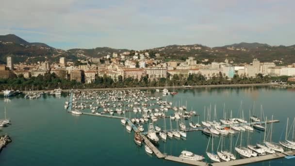 La Spezia marina ve deniz kıyısında binalarda hava atış. İtalya — Stok video