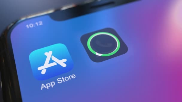Instalando o aplicativo Whatsapp no smartphone iPhone moderno. Clipe editorial — Vídeo de Stock