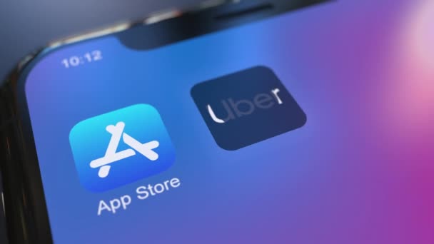 Instalando o aplicativo Uber no smartphone iPhone moderno. Clipe editorial — Vídeo de Stock