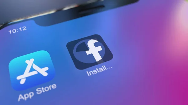 Installazione dell'app Facebook sul moderno smartphone iPhone. Rendering editoriale 3D — Foto Stock