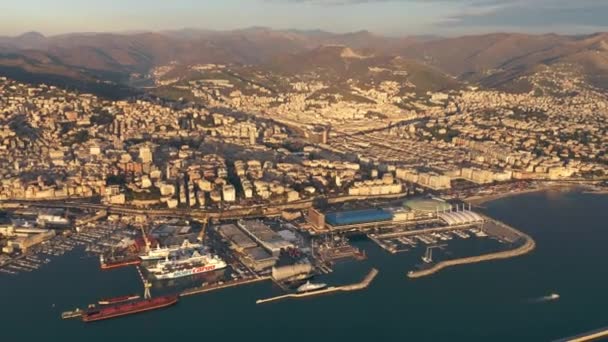 Genoa, Italië - 3 januari 2019. Luchtfoto hyperlapse van haven en stad in de avond — Stockvideo
