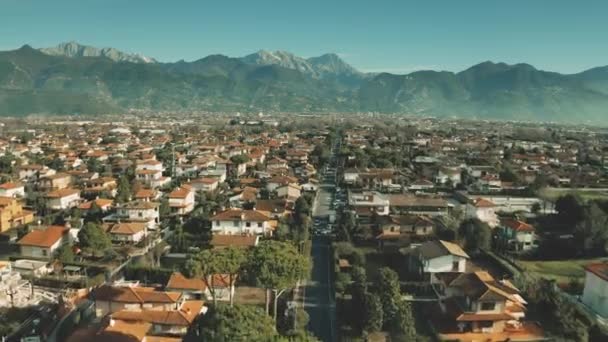 Vue aérienne à basse altitude de villas et de rues à Forte dei Marmi, Italie — Video