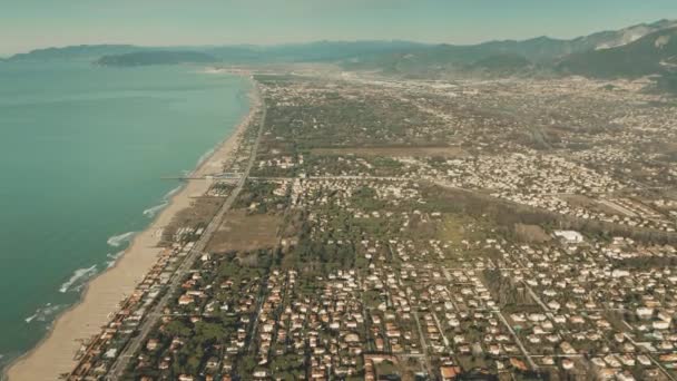 Höhenluftaufnahme des Forte dei Marmi. Toskana, Italien — Stockvideo