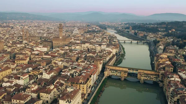 Crowded Ponte Vecchio bridge in the evening, aerial view. Florence, Italy — Stock Photo, Image