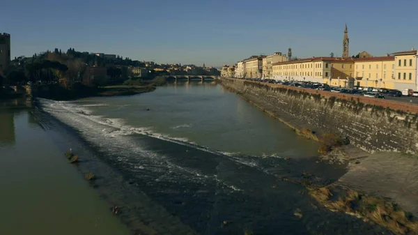 Letecký pohled na nízké výšce řeky Arno ve Florence oa slunečný den. Toskánsko, Itálie — Stock fotografie