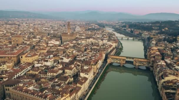Trånga bron Ponte Vecchio i vyn kvällen, antenn. Florens, Italien — Stockvideo