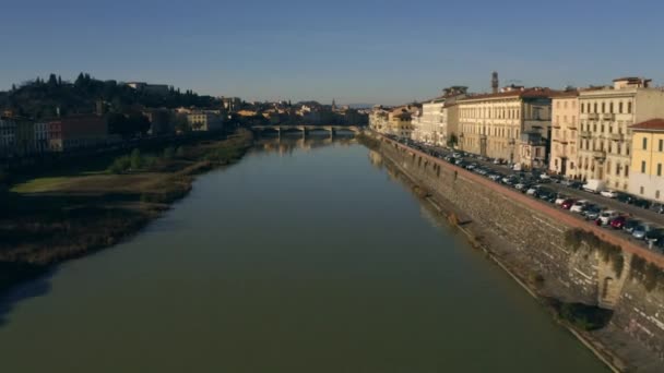 Luchtfoto van de lage hoogte van de rivier Arno in Florence oa zonnige dag. Toscane, Italië — Stockvideo