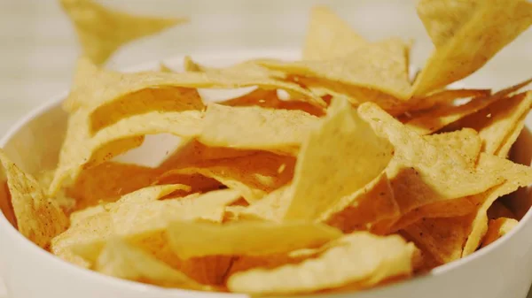 Hälla tortilla chips i en kopp, närbild skott — Stockfoto