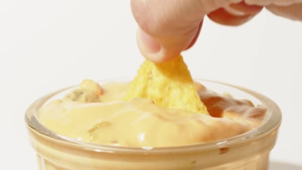 Tortilla-Chip in Käsesauce tauchen, extreme Nahaufnahme — Stockvideo