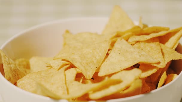 Ömlött a tortilla chips, egy pohár, zár-megjelöl szemcsésedik — Stock videók