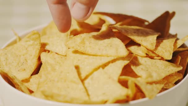 Mann pflückt Tortilla-Chip vom Teller, Nahaufnahme — Stockvideo