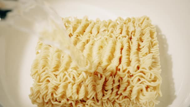 Cooking instant noodles soup, slow motion close-up shot — Stock Video