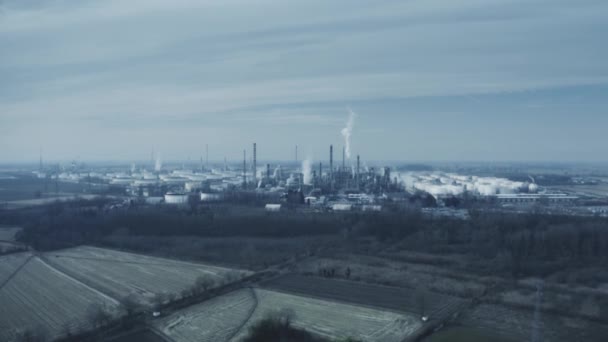 Вид с воздуха на промышленную зону, загрязняющую воздух — стоковое видео