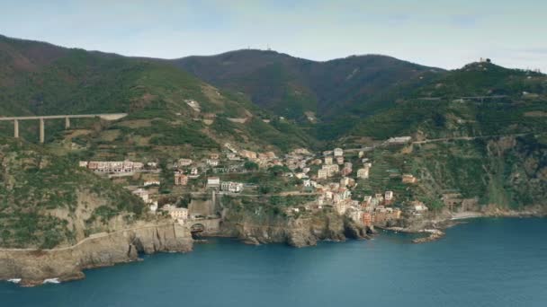 Vista aérea del famoso pueblo de Riomaggiore en el parque nacional de Cinque Terre, Italia — Vídeo de stock