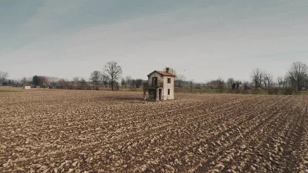 Vieille maison abandonnée et champ en ruine — Photo