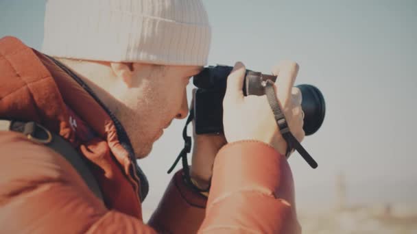 Hombre guapo haciendo fotos al aire libre con su cámara — Vídeo de stock