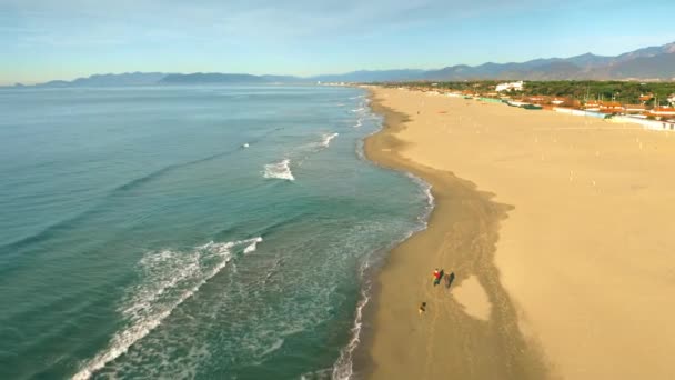 Vista aérea de la playa de arena por la mañana. Forte dei Marmi, Italia — Vídeos de Stock