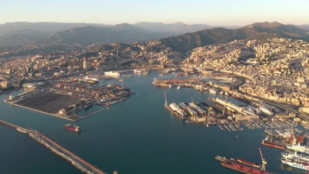 Genua, Italien - 3 januari 2019. Flygfoto över hamnen och staden på kvällen — Stockvideo
