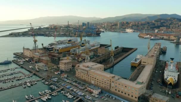 Genua, Italien - 3 januari 2019. Flygfoto över Ente Bacini varvsindustrin reparationsverkstad — Stockvideo