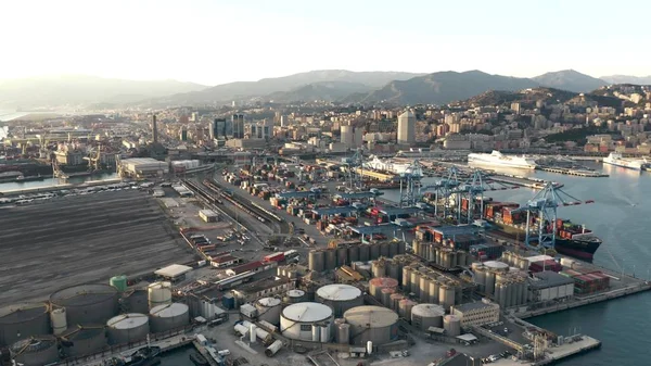 Genua, Italien - 3 januari 2019. Flygfoto över hamnen och staden på kvällen — Stockfoto