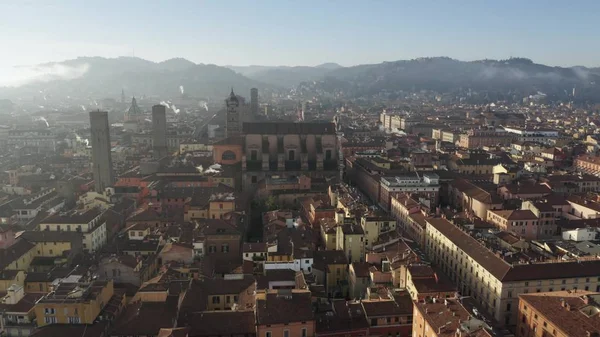 Widok z lotu ptaka Bolonii udziałem słynnej katedry Metropolitana di San Pietro lub katedry St. Peter. Włochy — Zdjęcie stockowe