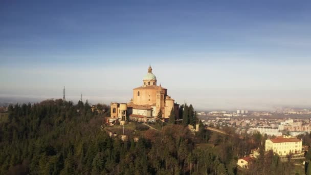 Luchtfoto van het heiligdom van de basiliek van de Madonna di San Luca in Bologna, Italië — Stockvideo