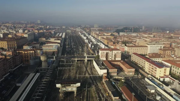 Пташиного польоту Болонського залізничного вокзалу залізниці в межах міський пейзаж, Італія — стокове фото
