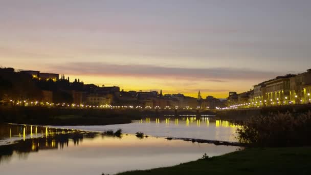 Floransa'da Arno Nehri geceleri. Toskana, İtalya — Stok video