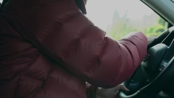 BOLOGNA, ITALIA - 25 DE DICIEMBRE DE 2018. Hombre con la chaqueta roja conduciendo un coche Seat — Vídeos de Stock