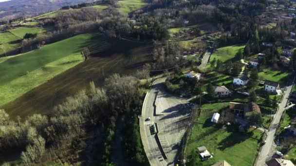 Vista aérea de un coche blanco desconocido que conduce por la carretera rural en la región de Emilia-Romaña, Italia — Vídeos de Stock