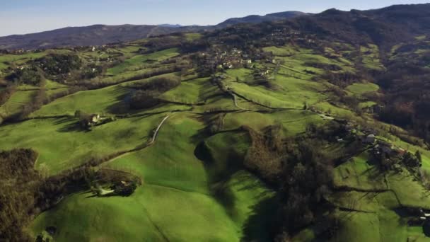 Vista aérea de belas cidades e aldeias nas colinas da região de Emilia-Romagna, Itália — Vídeo de Stock