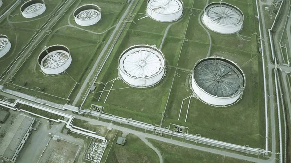 Vista aérea de tanques químicos de armazenamento industrial — Fotografia de Stock