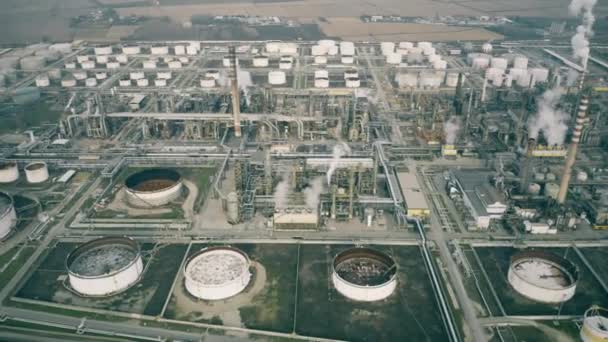 Luftaufnahme einer Ölraffinerie — Stockvideo