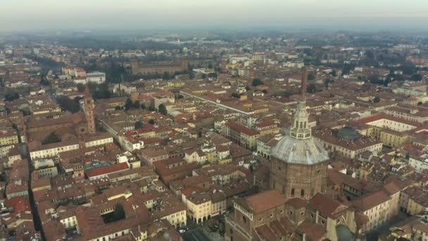 Vista aérea de la catedral del Duomo di Pavia dentro del paisaje urbano de Pavía. Italia — Vídeos de Stock